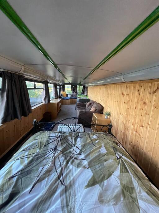 The Bus And The Apartamento